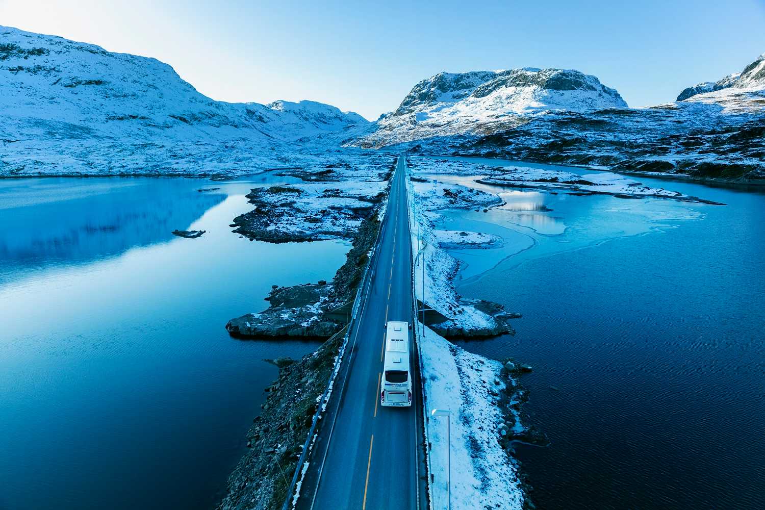 Buss som kjører over vinterlandskap